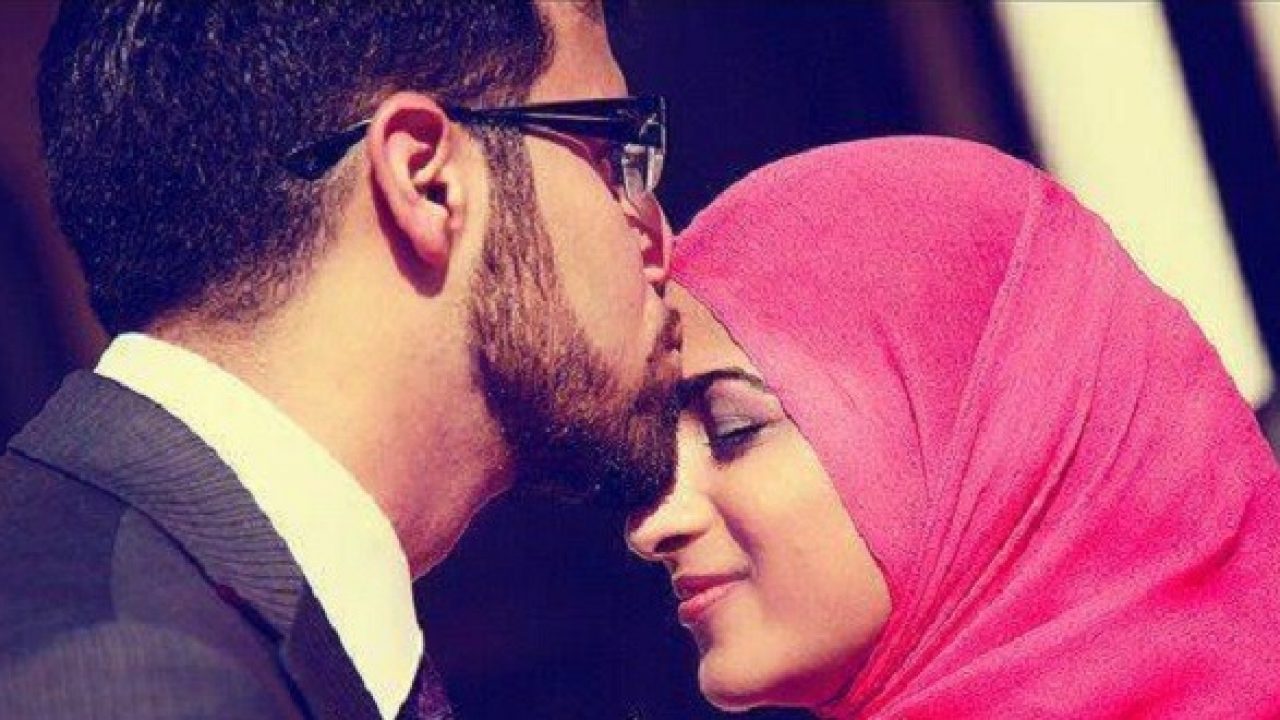 حكم تقبيل الزوجة في نهار رمضان