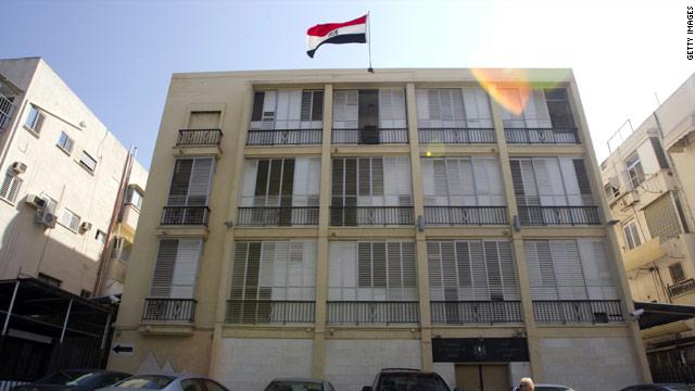عشرات الفلسطينيين يتضامنون مع شهداء العريش بوقفة أمام السفارة المصرية