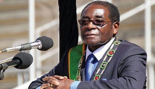 الجيش الزيمبابوي يمهل الرئيس موجابي يوم للتنحي